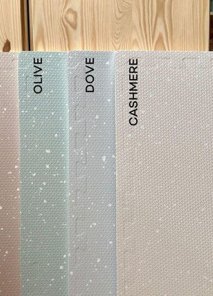 Staande vergelijking van OLYA KIDS Spots Dove speelmat naast varianten Cappuccino, Olive en Cashmere.