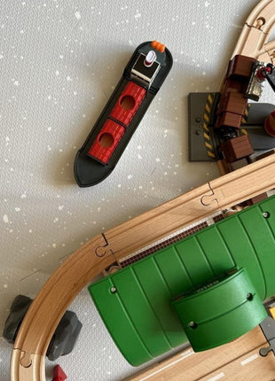 OLYA KIDS Spots Dove speelmat met houten speelgoedschip en treinrails.