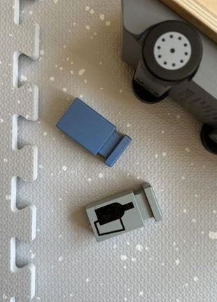 Detail van OLYA KIDS Spots Dove speelmat met houten vrachtwagen en speelgoedonderdelen.
