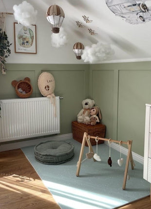 OLYA KIDS Stippen Olijf speelmat in speelhoek met babygym en knuffels.