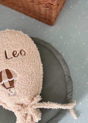 OLYA KIDS Stippen Olijf speelmat met rond kussen en pluche ballonzak met opdruk.