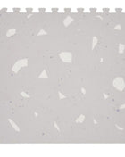 Enkele puzzeltegel van de OLYA KIDS Terrazzo Lavendel speelmat met terrazzo-patroon.