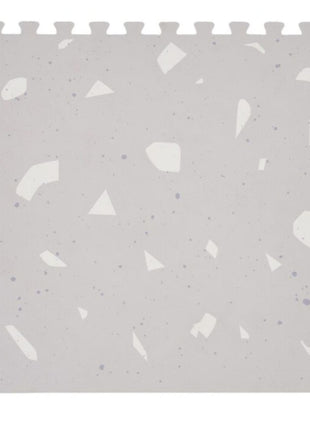 Enkele puzzeltegel van de OLYA KIDS Terrazzo Lavendel speelmat met terrazzo-patroon.