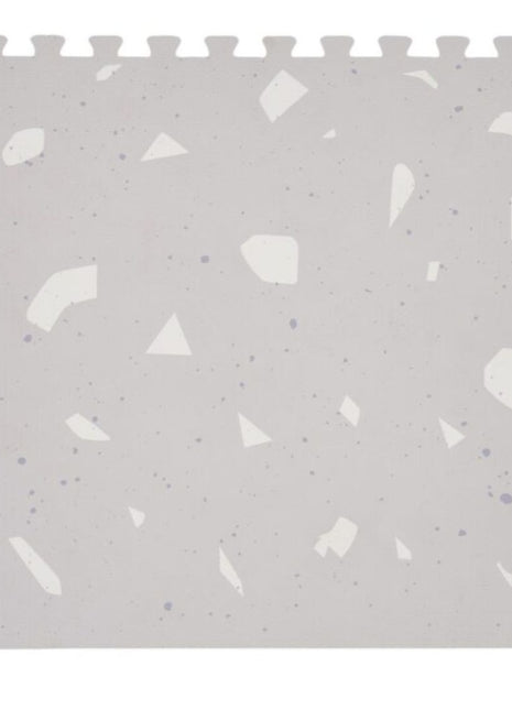 Enkele puzzeltegel van de OLYA KIDS Terrazzo Lavendel speelmat met terrazzo-patroon.
