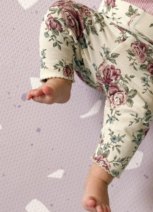 Close-up van babybenen op de OLYA KIDS Terrazzo Lavendel speelmat met terrazzo-patroon.