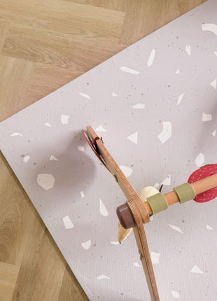 outen babygym op de OLYA KIDS Terrazzo Lavendel speelmat met terrazzo-patroon.
