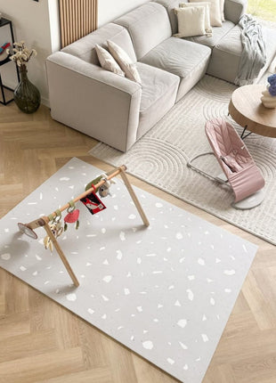 OLYA KIDS Terrazzo Lavendel speelmat met houten speelboog in modern interieur.