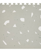 Enkele puzzeltegel van de OLYA KIDS Terrazzo Sage speelmat met terrazzo-patroon.