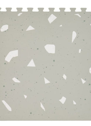 Enkele puzzeltegel van de OLYA KIDS Terrazzo Sage speelmat met terrazzo-patroon.