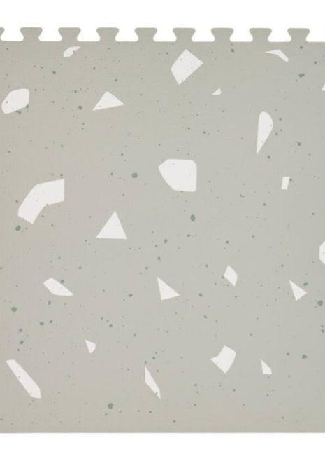 Enkele puzzeltegel van de OLYA KIDS Terrazzo Sage speelmat met terrazzo-patroon.