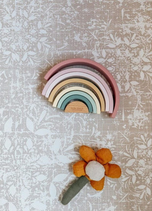 OLYA KIDS Vintage Beige speelmat met speelgoedbloem en houten regenboog.