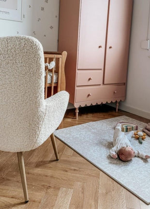 OLYA KIDS Vintage Grijs speelmat met houten blokken en grijze kussens.