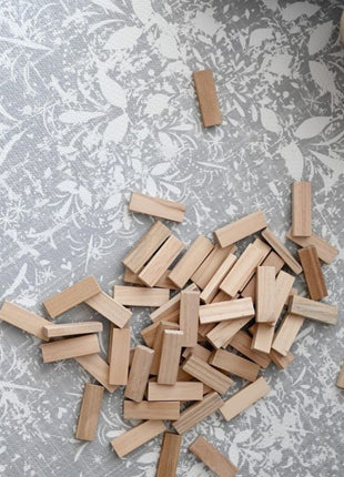 OLYA KIDS Vintage Grijs speelmat met houten blokken en opbergdozen.