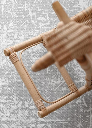 Close-up van rotan schommelpaard op de OLYA KIDS Vintage Grijs speelmat met klassiek patroon.