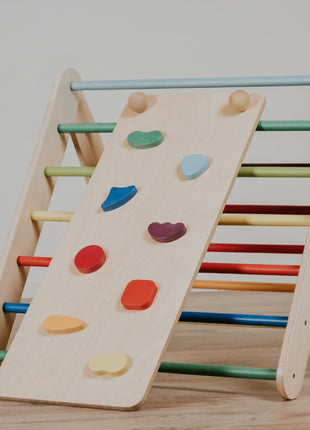 Oploophelling voor de leg&go Piklerdriehoek en Zweedse Muur - Regenboog als klimhelling met rotsgrepen op driehoek.