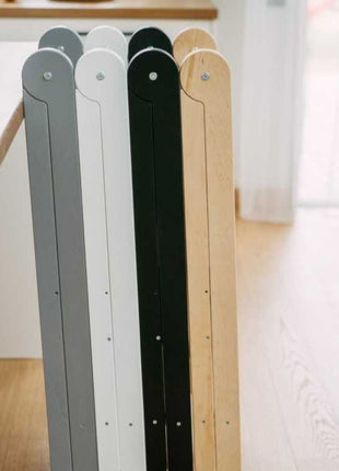 Leg&Go opvouwbare keukentoren met verwijderbare rail in grijs, wit, zwart en naturel naast elkaar.