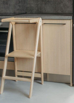 Naturel Leg&Go opvouwbare keukentoren met verwijderbare rail geplaatst voor keukenblad.