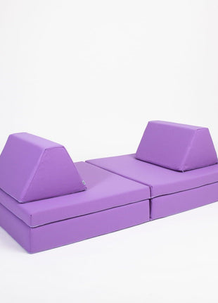 Paarse Monboxy Montessori speelbank in lage zithouding met rugkussens – comfortabele speelhoek voor ontspanning en interactie.