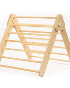 Pikler-driehoek - Naturel van leg&go met houten spijlen op witte achtergrond.