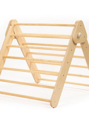 Pikler-driehoek - Naturel van leg&go met houten spijlen op witte achtergrond.