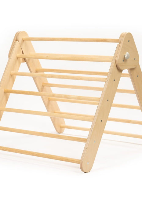 Pikler-driehoek - Naturel van leg&go met houten spijlen op witte achtergrond.