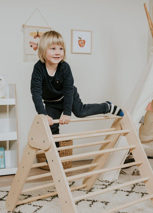 Pikler-driehoek - Naturel van leg&go met kind dat over de bovenste spijl klimt.