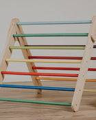Pikler-driehoek - Regenboog van leg&go met gekleurde houten spijlen.
