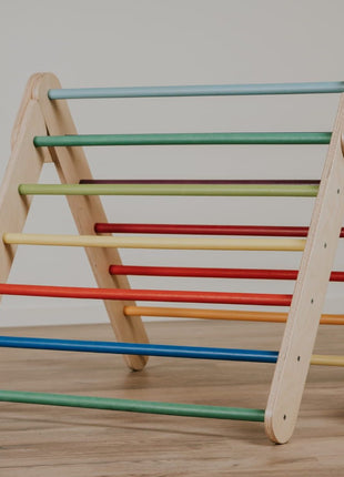 Pikler-driehoek - Regenboog van leg&go met gekleurde houten spijlen.