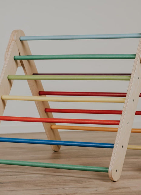 Pikler-driehoek - Regenboog van leg&go met gekleurde houten spijlen.
