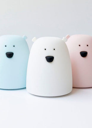 Rabbit & Friends Nachtlampje Kleine Beer Roze, blauw en wit staand op witte achtergrond.