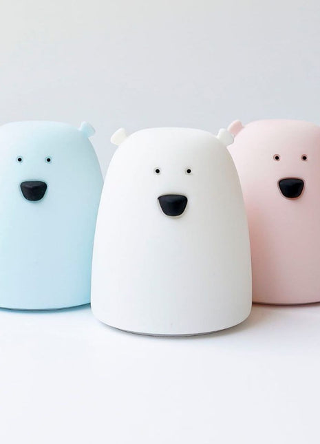 Rabbit & Friends Nachtlampje Kleine Beer Roze, blauw en wit staand op witte achtergrond.