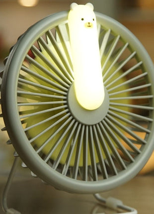 Rabbit & Friends Ventilator met Nachtlicht grijs met ingeschakeld lampje op tafel.