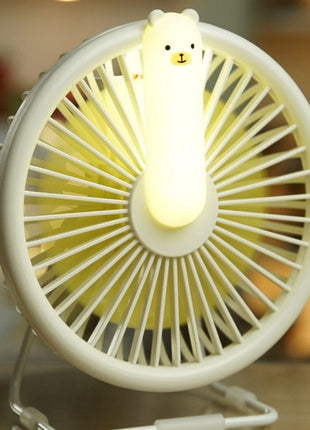 Rabbit & Friends Ventilator met Nachtlicht wit met ingeschakeld lampje op tafel.