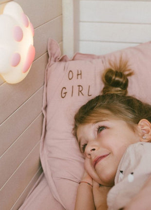 Rabbit & Friends Paw Nachtlampje verlicht aan wand, meisje kijkt ernaar in bed.