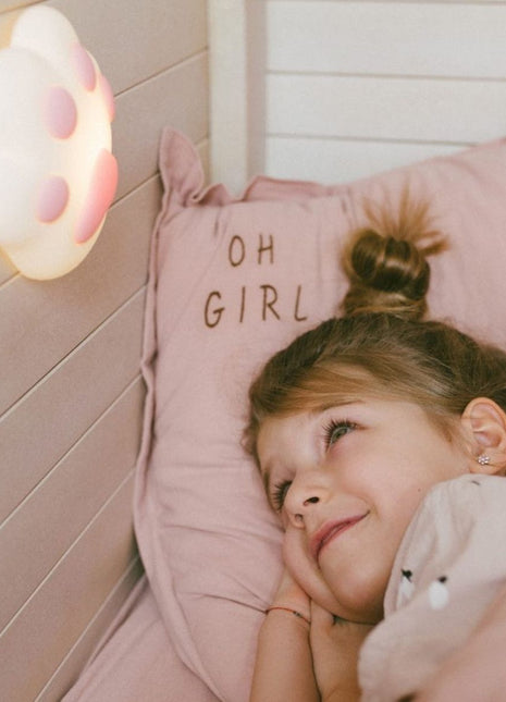 Rabbit & Friends Paw Nachtlampje verlicht aan wand, meisje kijkt ernaar in bed.