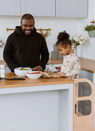 Vader en dochter bereiden samen eten met naturel STEP UP keukentoren met steunpoten