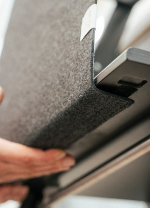 Detail van bevestiging veiligheidsnet met drukknop en stang aan STEP’n’FOLD keukentoren