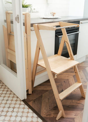STEP'n'FOLD opvouwbare keukentoren naturel uitgeklapt naast dezelfde toren ingeklapt bij een glazen deur