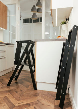 STEP'n'FOLD opvouwbare keukentoren zwart ingeklapt tegen de muur naast keukenblad