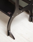 Detail van onderstel en steunpoten van de STEP'n'SIT® 2-in-1 keukentoren zwart