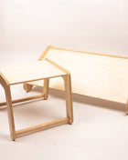 Houten tafel en stoel uitbreiding los naast elkaar op witte achtergrond