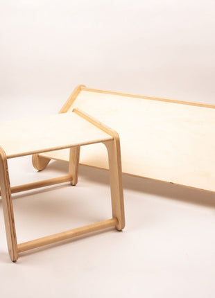 Houten tafel en stoel uitbreiding los naast elkaar op witte achtergrond