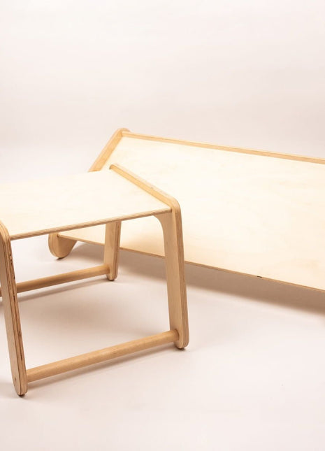 Houten tafel en stoel uitbreiding los naast elkaar op witte achtergrond