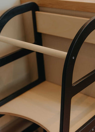 Detail van veiligheidsbeugel op zwarte Leg&Go transformeerbare keukentoren 2-in-1.