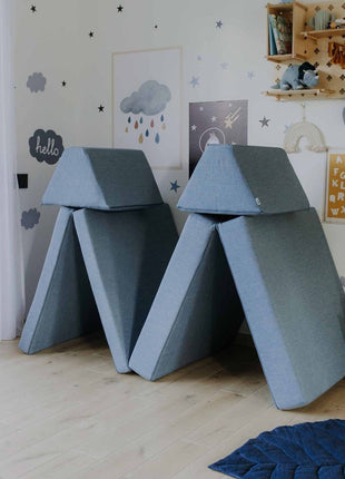 Twee Monboxy Montessori speelbanken in tentvorm opgesteld tegen een sterrenwand – ideaal voor fantasierijk spel en ruimtebesef.