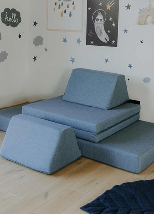 Monboxy Montessori speelbank in turquoise opgebouwd als fauteuil met voetenbankje – ergonomische zithouding voor kindvriendelijk comfort.