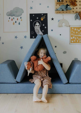 Kind speelt in een turquoise Monboxy Montessori speelbank in tentvorm met knuffel – stimuleert fantasie en geborgenheid.