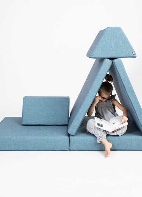 Kind leest in een tentvormige Monboxy Montessori speelbank in turquoise – rustgevende speelhoek voor concentratie en ontspanning.