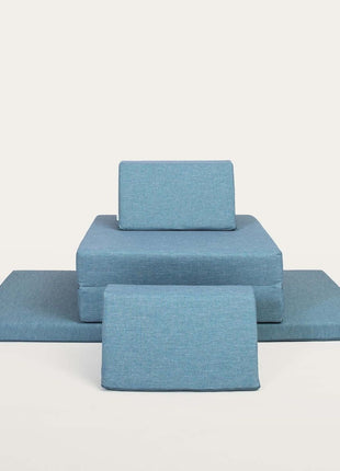 Studio-opstelling van de turquoise Monboxy Montessori speelbank met losse speelelementen – toont veelzijdigheid van het ontwerp.