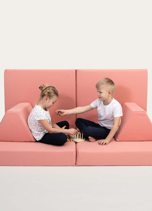 Twee kinderen spelen op een zalmroze Monboxy Montessori speelbank in bankopstelling – ideaal voor gedeelde speelmomenten.